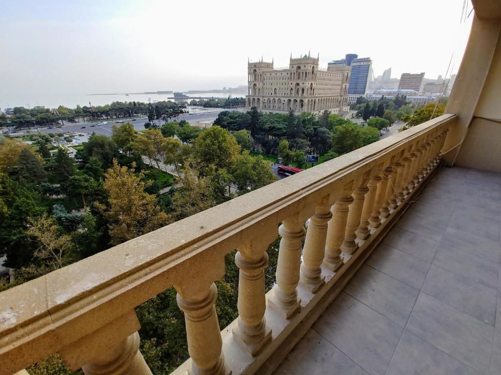 Апартаменты Deluxe Apartment with Sea and F1 view Баку-49